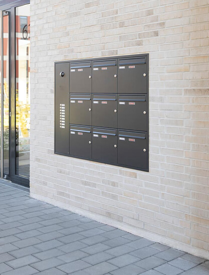 Unterputz-Briefkastenanlage in Anthrazit mit Klingeltastern, sprechanlage und Videokamera