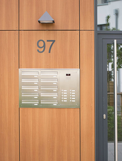Türseitenteil-Briefkastenanlage in Edelstahl mit Video- und Sprechmodul und Klingeltastern