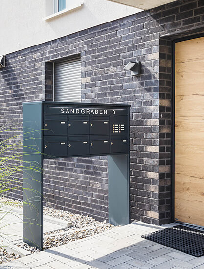Freistehende Briefkastenanlage in Anthrazit mit Beleuchtung und Klingeltastern