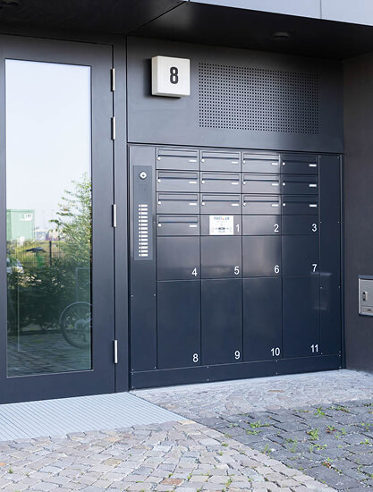 Unterputz-Briefkastenanlage mit Paketfächern sowie Klingeltableau mit Videokamera