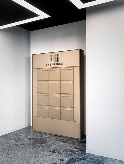 Freistehende Briefkastenanlage in Form einer Steele