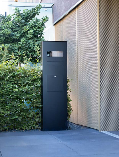 Freistehende Briefkastenanlage in Form einer Steele mit Videokamera und Sprechmodul