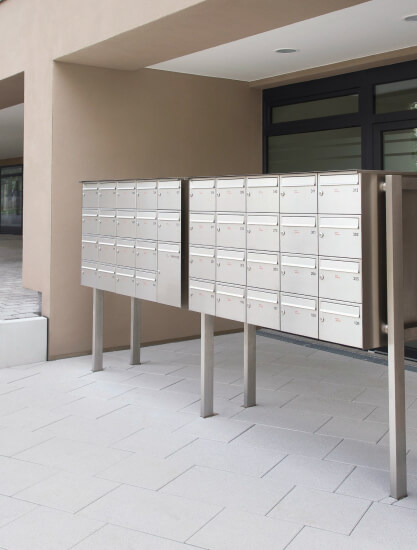 Freistehende Briefkastenanlage in Edelstahl für ein Mehrfamilienhaus