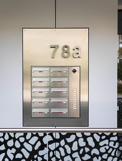 Unterputz-Briefkastenanlage in Edelsatahl mit Klingeltableau und Videokamera