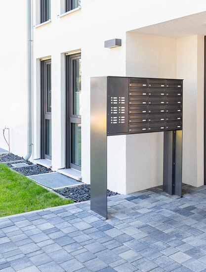 Freistehende Briefkastenanlage mit Sprechanlage und Klingelschildern in Anthrazit